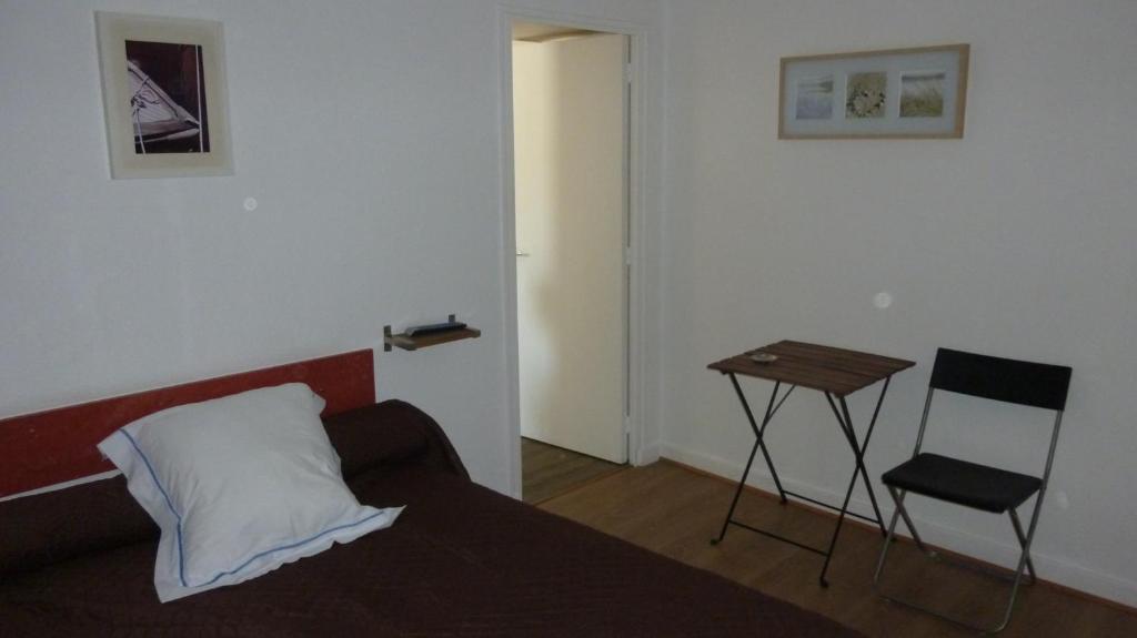 Hotel De L'Avenue Bonson  Habitación foto